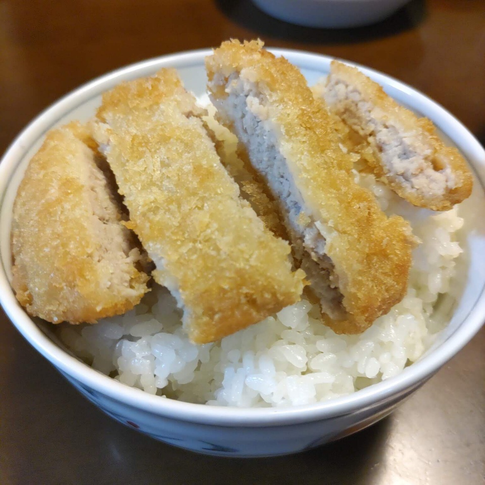 白いご飯の上に、楽天で購入した冷凍やわらかトンカツを切ってのせた丼の写真