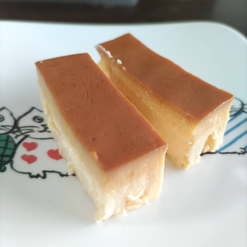 小皿の上に乗った三和の純鶏名古屋コーチンたまごぷりん２切れ