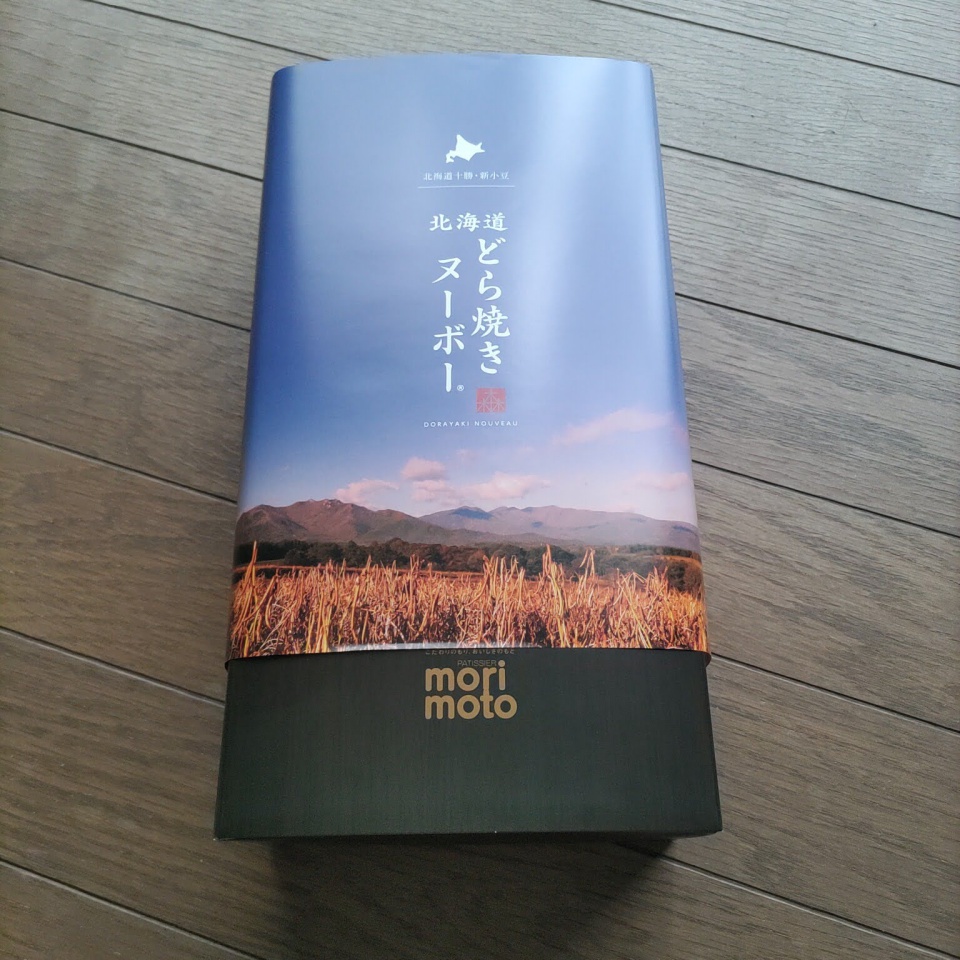 北海道どら焼きヌーボーの化粧箱を写真撮影した画像