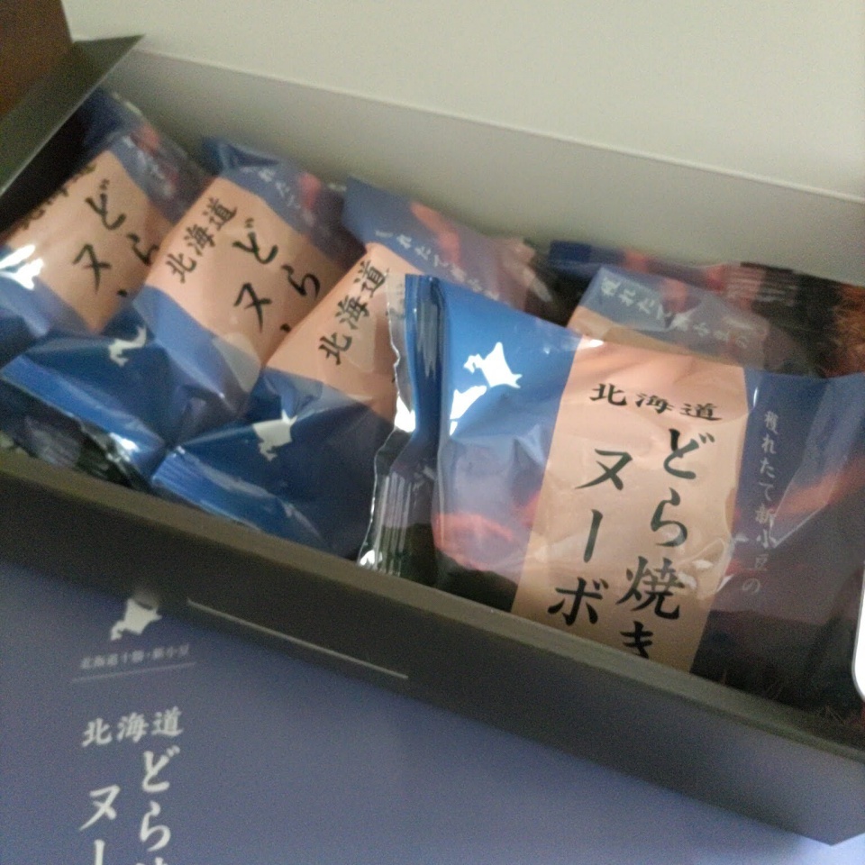 北海道どら焼きヌーボーの化粧箱のふたを開けた状態で写真撮影した画像。どら焼きが5個入っている。