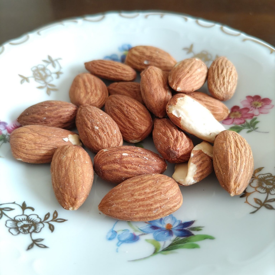 素焼きアーモンドを小皿の上に取り分けて写真撮影した画像