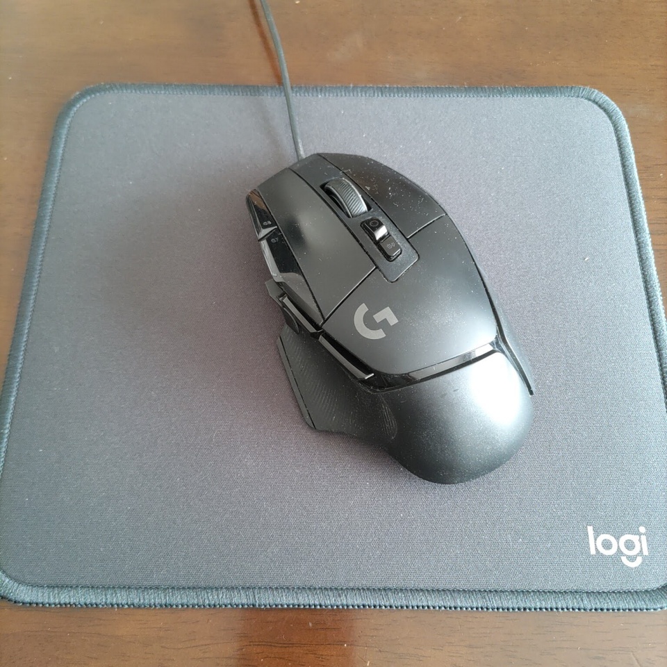 楽天市場で購入した「ロジクール マウスパッド MP10」と、その上にマウスを乗せて撮影した写真画像