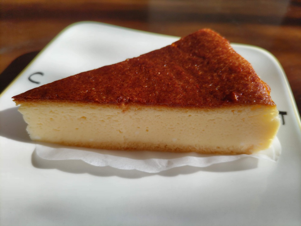 ヤマザキ バスク風チーズケーキ１切れをお皿に取り分けた状態を写真撮影した画像