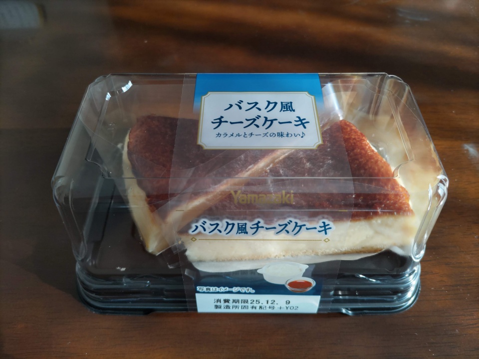 透明のケースに入ったヤマザキ バスク風チーズケーキ２切れを写真撮影した画像