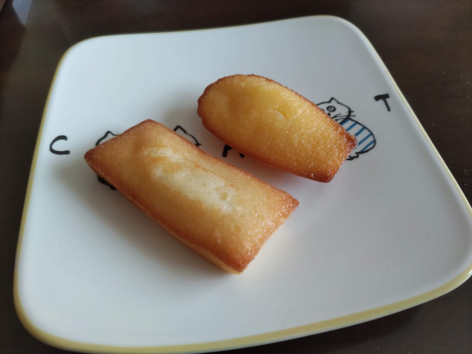 アンリ・シャルパンティエのフィナンシェとマドレーヌを白いお皿に盛り付けた写真。焼き色が美しく、しっとりとした質感が伝わる洋菓子。