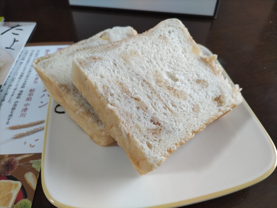 白いお皿の上に並べられた、ちこり村の栗きんとん生食パン。ふんわりとした断面が見え、しっとりした質感が伝わる一枚。