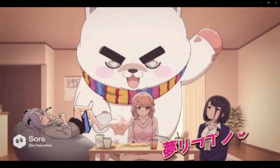 アラサープリキュアの3人がくつろぐ部屋に、突然現れた巨大マスコット「プリきゃん先生」。「ぬいぐるみじゃねー！」と叫ぶような表情で自己紹介する姿に、3人が戸惑いながら見つめるコミカルなワンシーン。