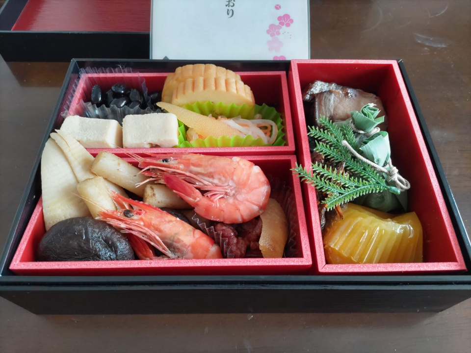 １月１日に食べた、カネハツのおせち料理「彩椿」。黒豆、伊達巻、海老、煮物、栗きんとんなどが美しく詰められた一段重のおせち料理。