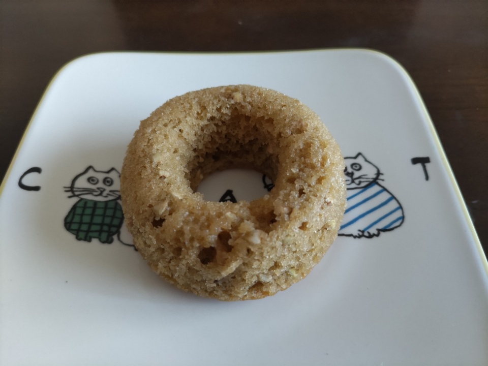 森のそば粉屋さんのそば粉ドーナツを白い皿にのせた写真