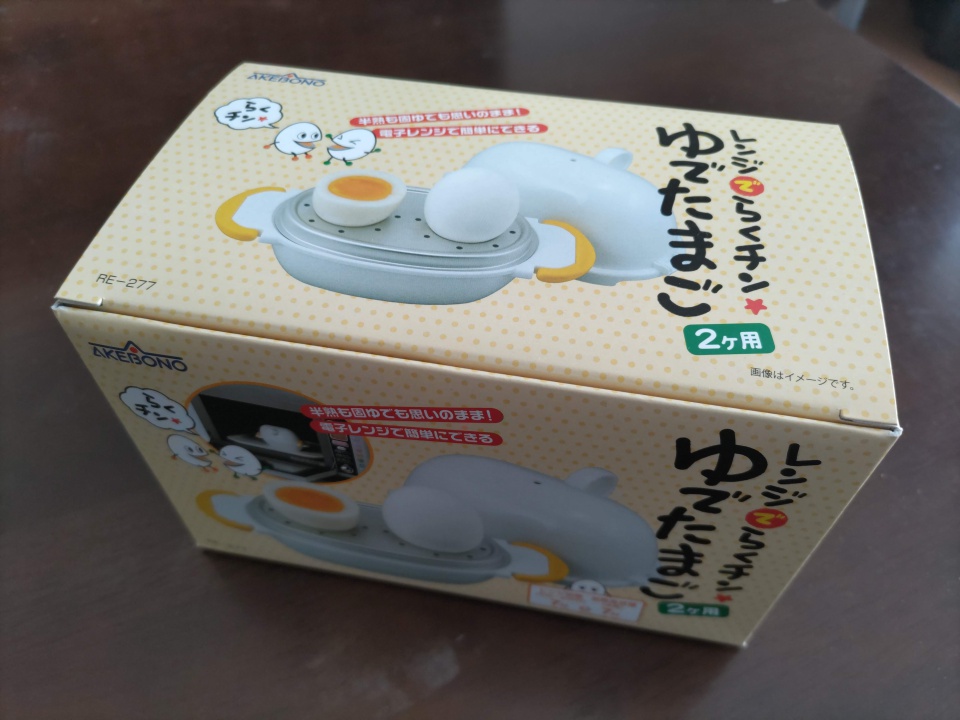 『レンジでらくチン！ゆでたまご（2個用）』の外箱をテーブルの上で撮影した写真