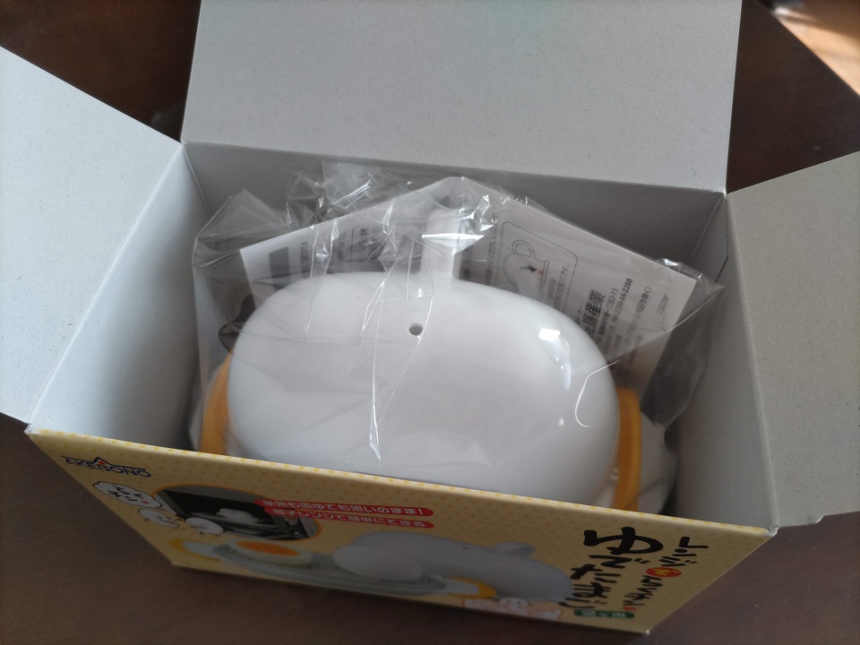 『レンジでらくチン！ゆでたまご』の外箱を開け、中に入った本体と説明書が見える状態を撮影した写真