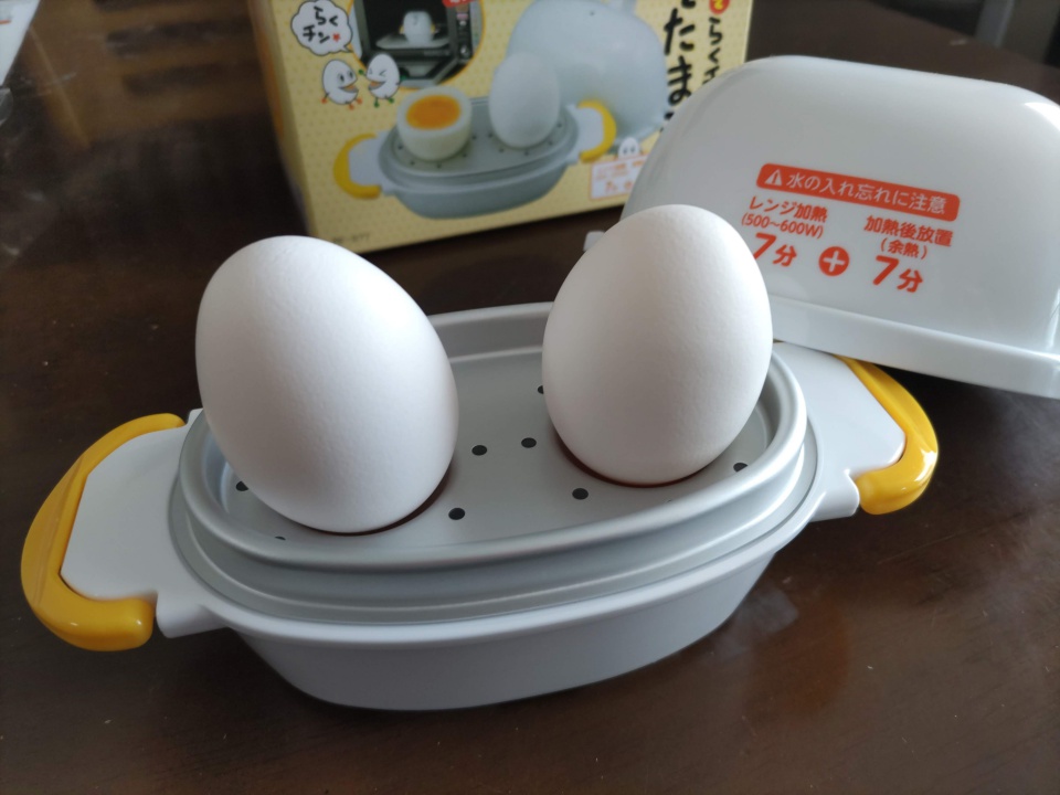 『レンジでらくチン！ゆでたまご』の本体に生卵を2個セットし、加熱前の状態を撮影した写真