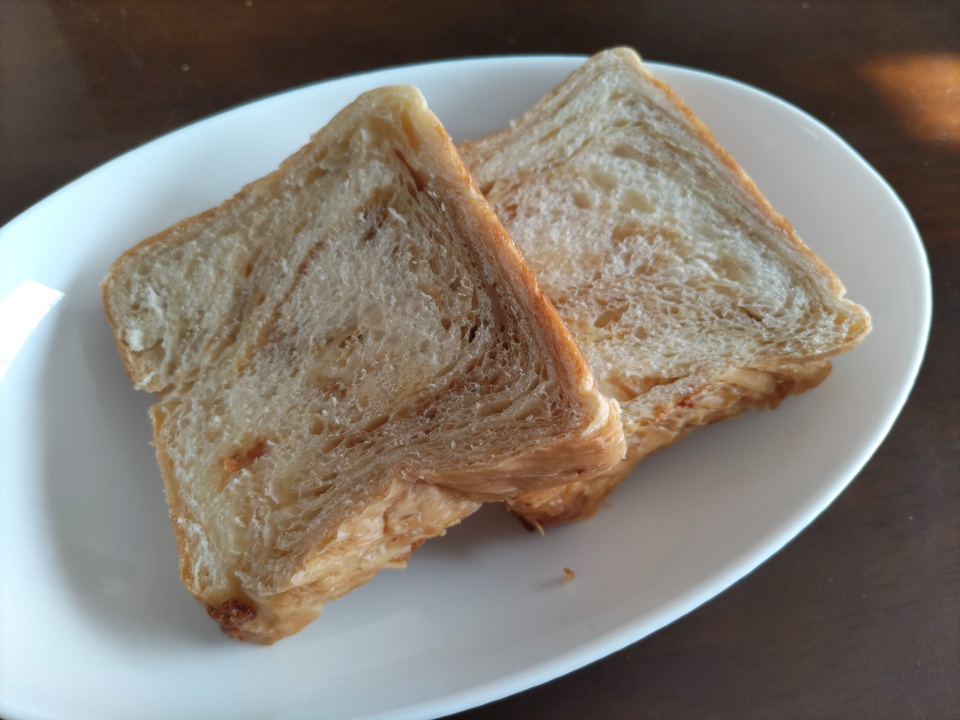 グランマーブル メイプルキャラメル マーブルデニッシュ1斤を2切れにカットし白い皿に盛り付けた様子