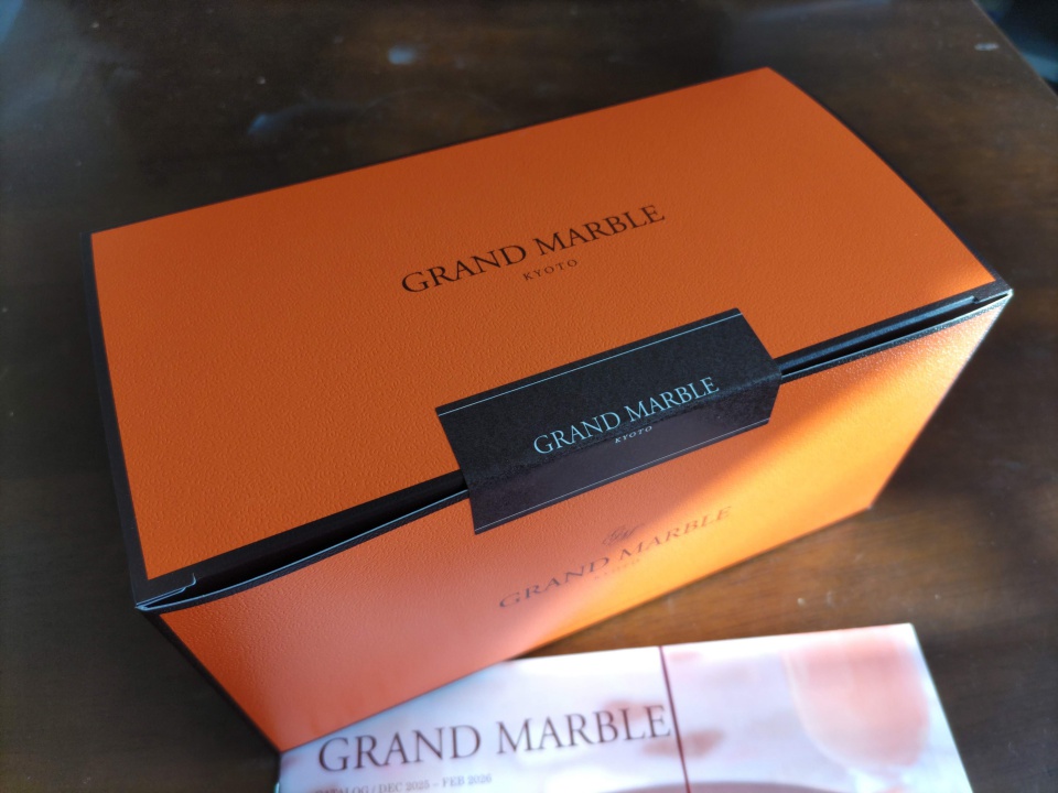 高級感のあるグランマーブルのメイプルキャラメル マーブルデニッシュ化粧箱を取り出した様子