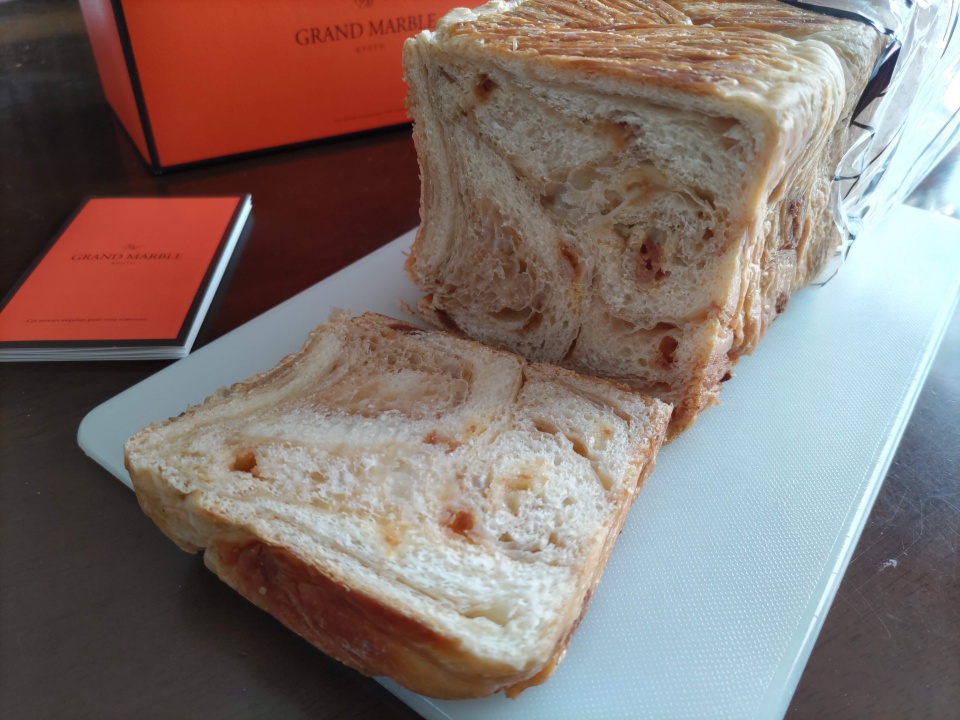 グランマーブル メイプルキャラメル マーブルデニッシュ1斤を1枚カットした断面の様子