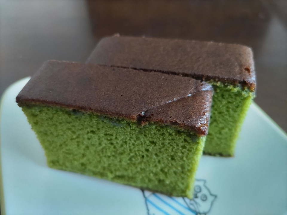 森半の極上手作り宇治抹茶カステラを2切れお皿に盛り付けた写真。鮮やかな緑色の生地と、こんがり焼き色のついた表面が特徴。