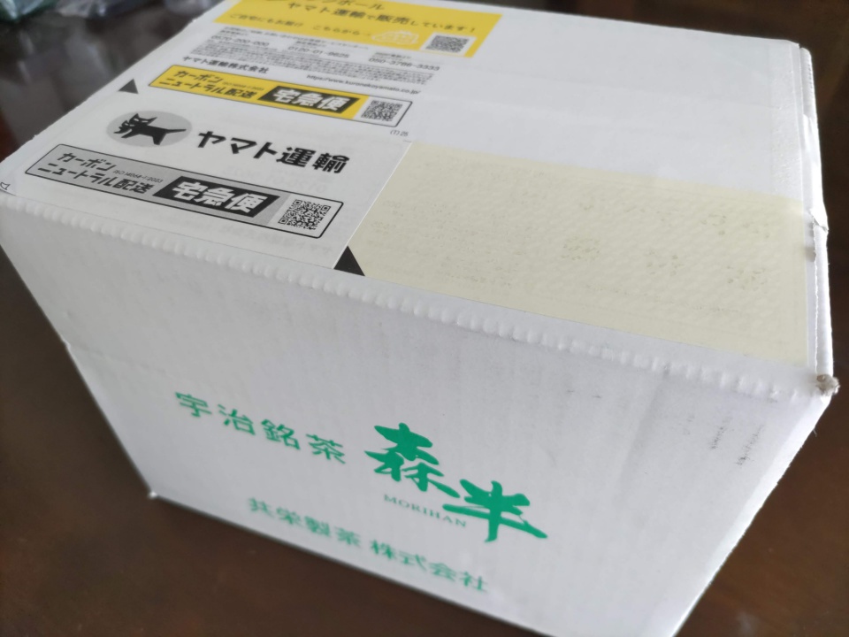 森半の極上手作り宇治抹茶カステラが宅配で届いた際の様子。梱包された状態で届いた商品の写真。