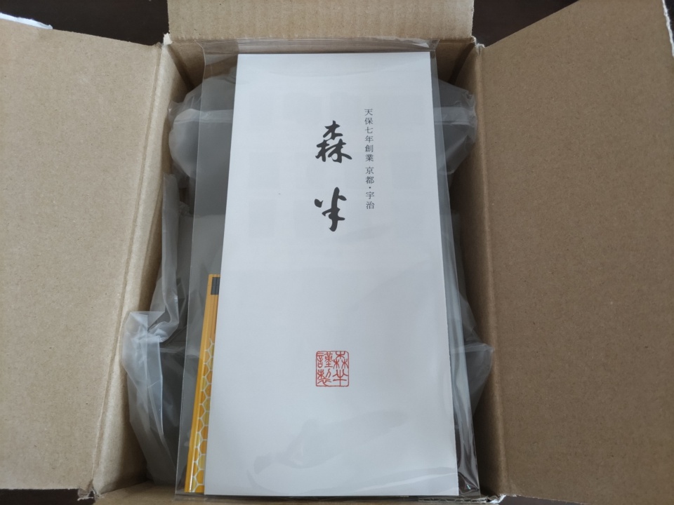 森半の極上手作り宇治抹茶カステラの箱を開封した様子。天保七年（1836年）創業の老舗であることが分かるリーフレット。
