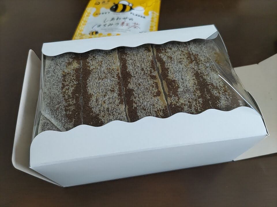 森半の極上手作り宇治抹茶カステラを包んでいた白い箱を開封した様子。中にはカステラ本体が見える状態で収められている。