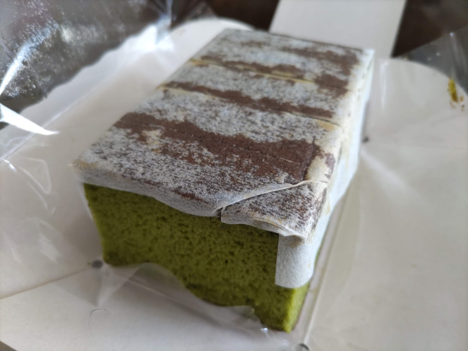 森半の極上手作り宇治抹茶カステラが入った白い箱を開けた様子。中にカステラが収められている。