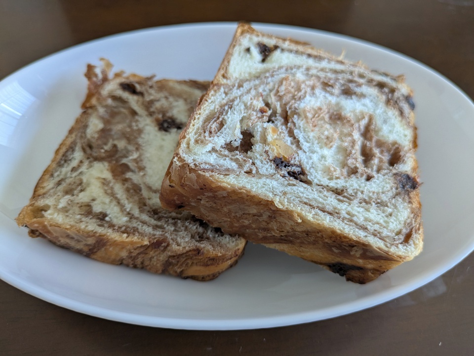 グランマーブルのマーブルデニッシュ ショコラ・ショコラの断面。チョコレートとクラッシュアーモンドが見える実食写真