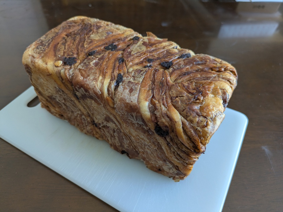 カット前のグランマーブル「マーブルデニッシュ ショコラ・ショコラ」。チョコレートとアーモンドが見えるデニッシュ本体